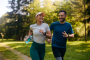 Vitakruid Sport supplementen, inclusief vegan eiwitpoeder, pre-workout en magnesium, gepresenteerd in een sportieve setting. Hoogwaardige sportsupplementen beschikbaar op Varuvo.nl.