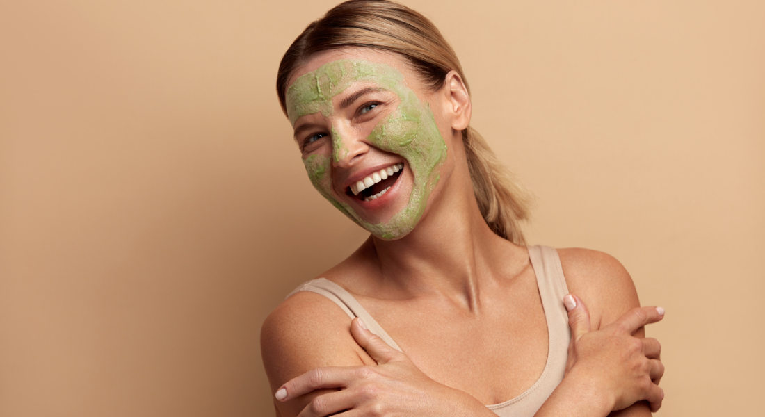 Een masker van groene en witte klei