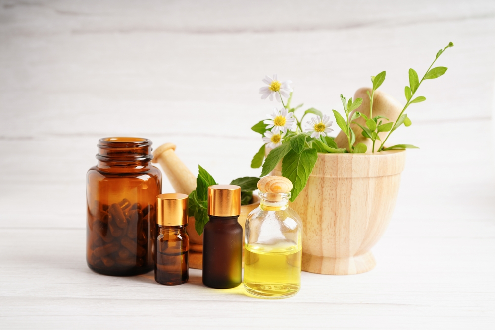 AOV en MINAMI supplementen, zoals omega-3 visolie en kruidencomplexen, gepresenteerd in duurzame verpakkingen. Verkrijgbaar op Varuvo.nl.