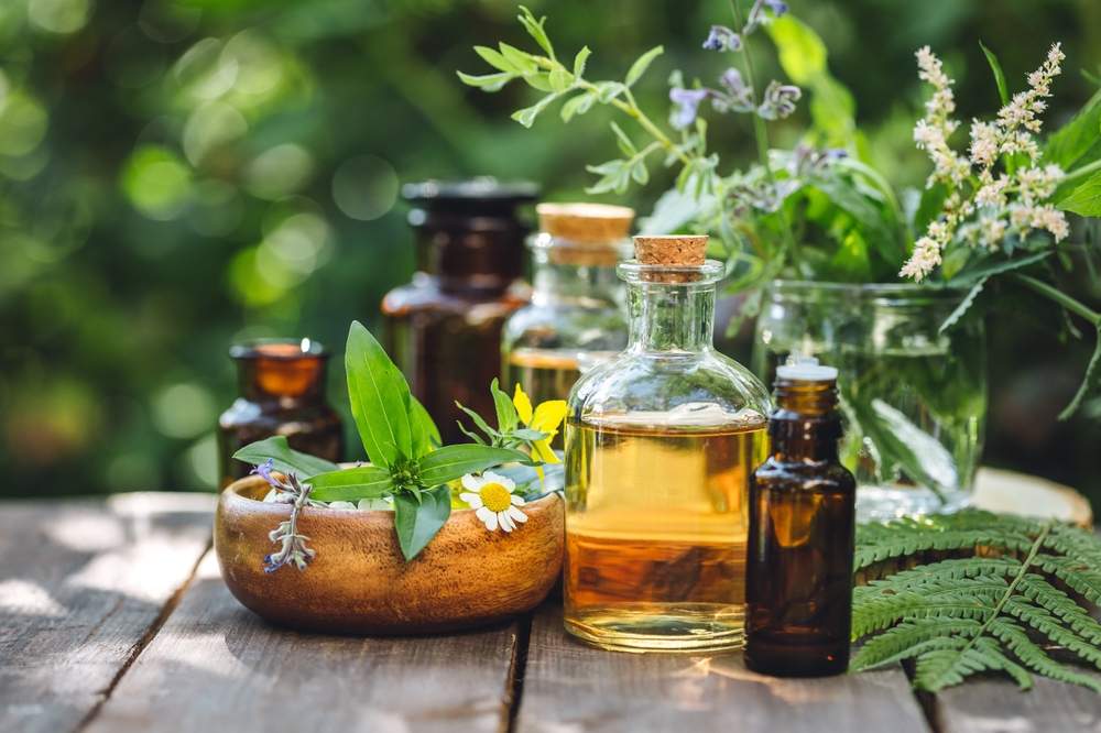 Essentiële oliën, waaronder bergamot en lavendel, gepresenteerd in een serene setting. Ontdek de voordelen van aromatherapie bij stress en overspanning op Varuvo.nl.